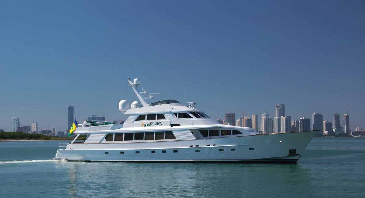 EL JEFE yacht charter 2