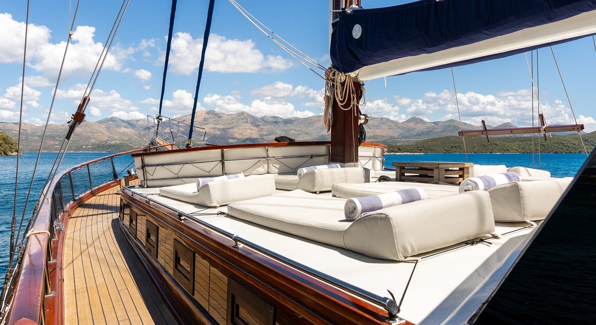 ELEGANZA yacht charter 3