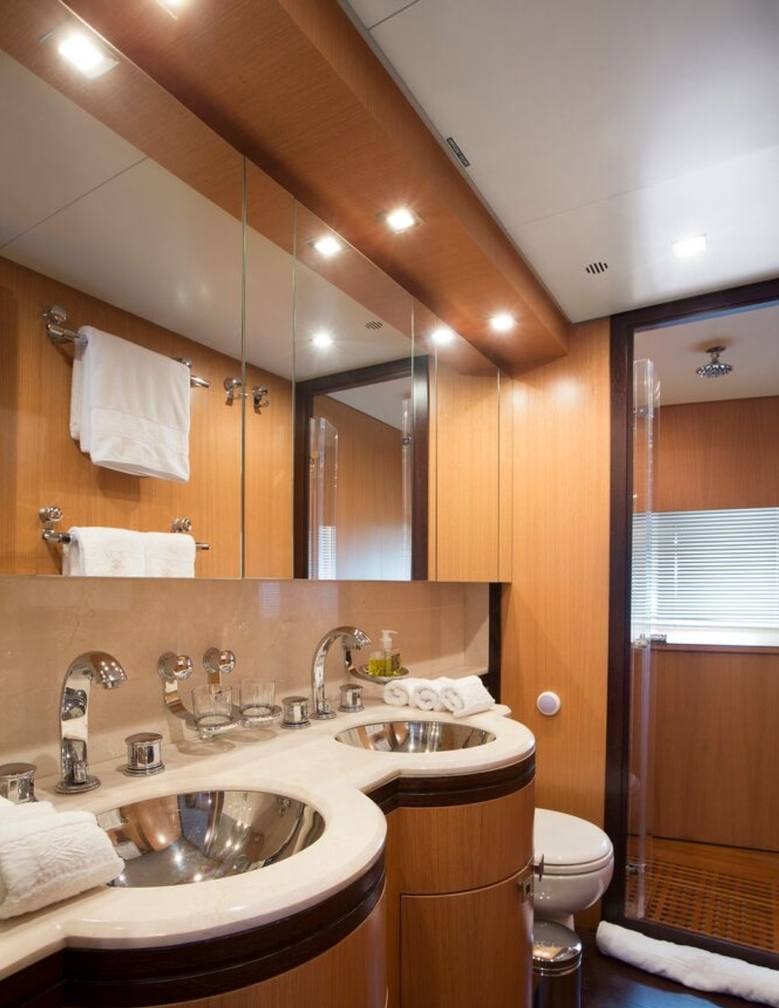 EOL B yacht charter 2