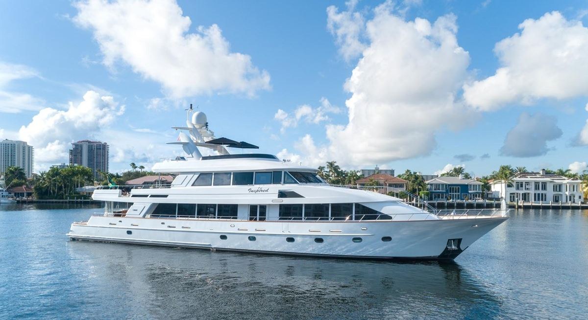 FAVOR yacht charter 1