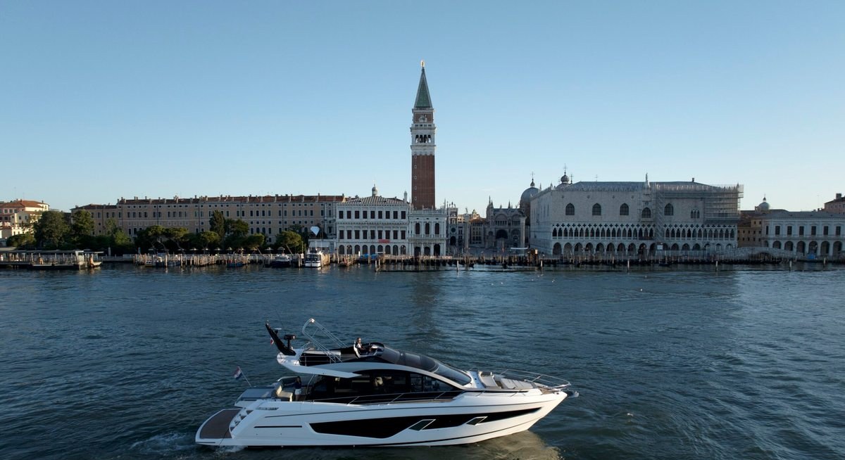 FIVE II yacht charter 2