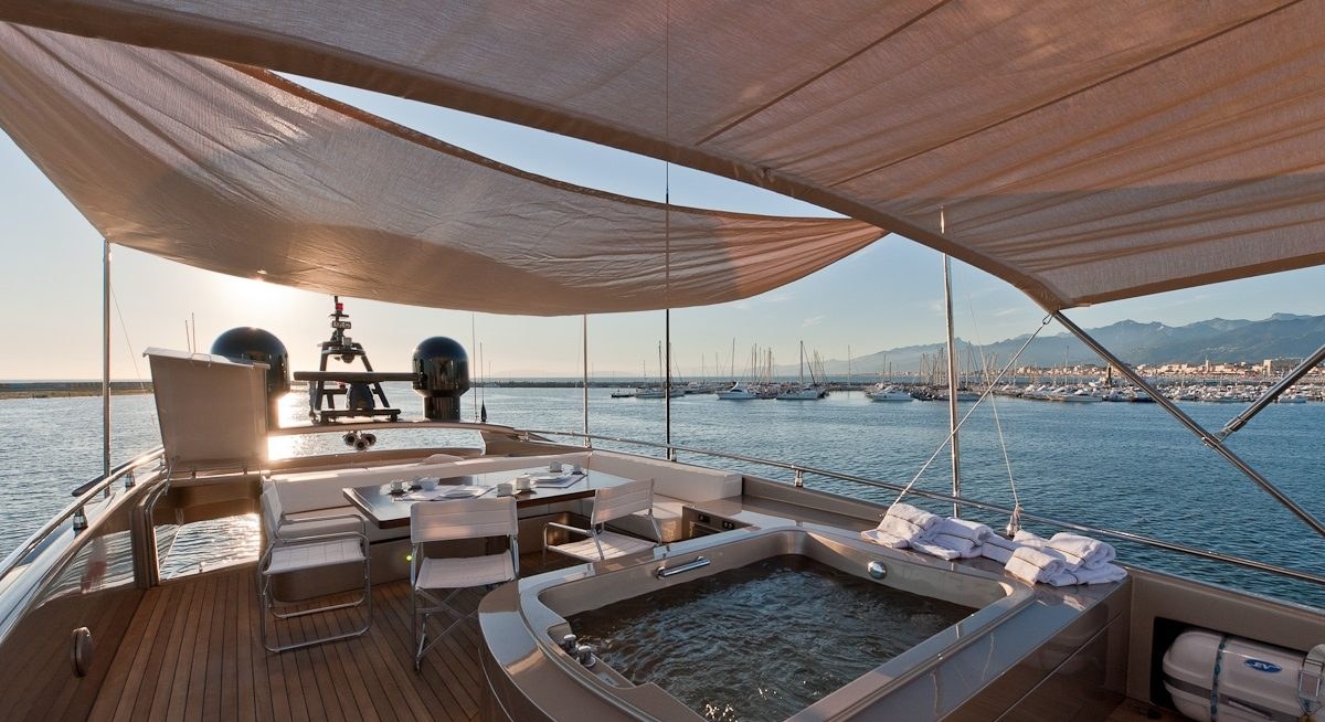 FIVE WAVES yacht charter 3