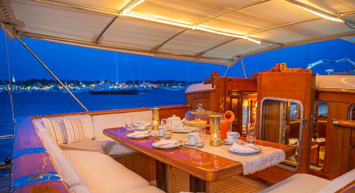 GLORIA yacht charter 4