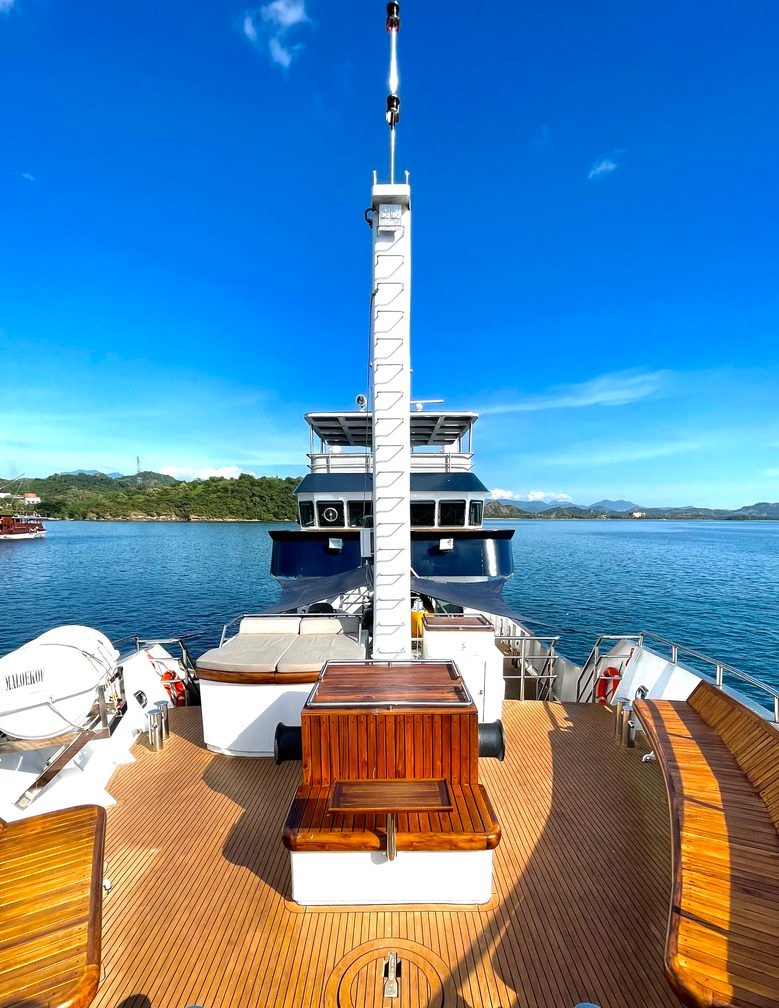 GRAND MALOEKOE yacht charter 2