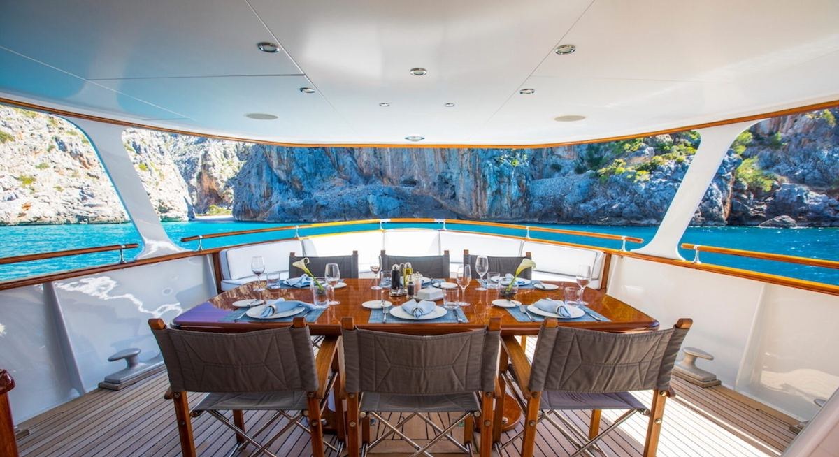 HEAVENLY DAZE yacht charter 4