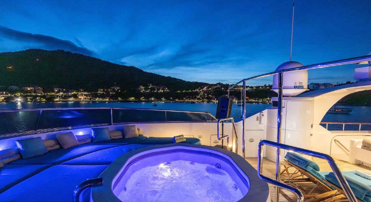 HOLIDAY yacht charter 2