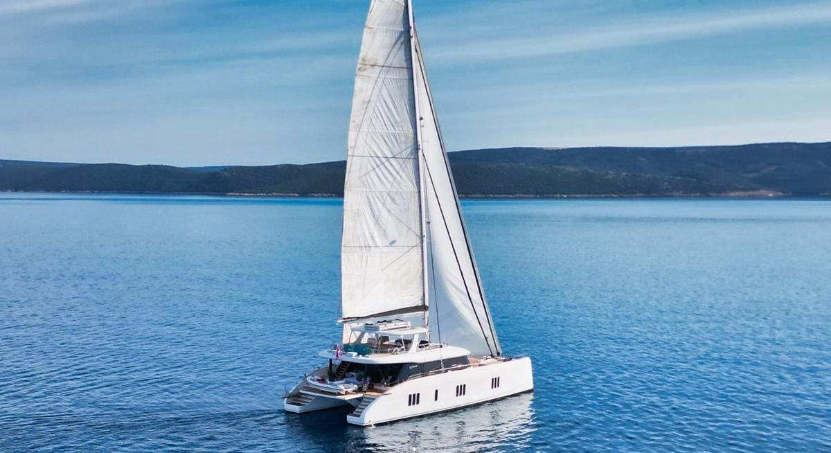 HONEYBIRD yacht charter 5