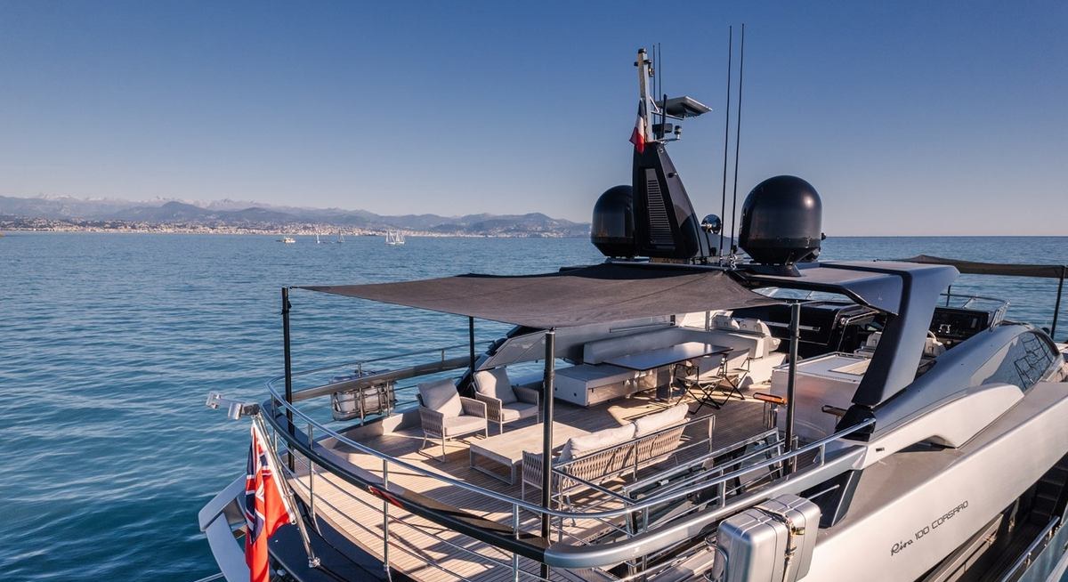 HP6 yacht charter 4