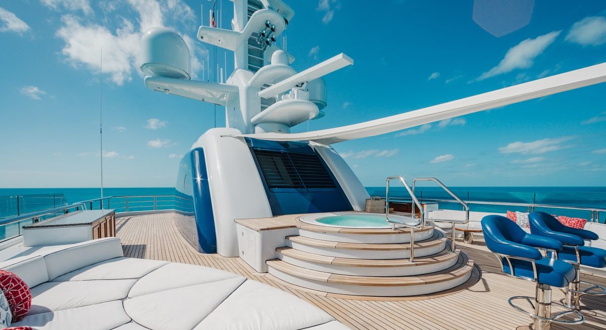 HUNTRESS yacht charter 2