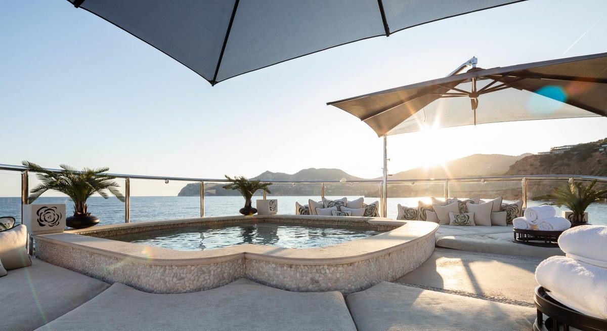 ILLUSION V yacht charter 3