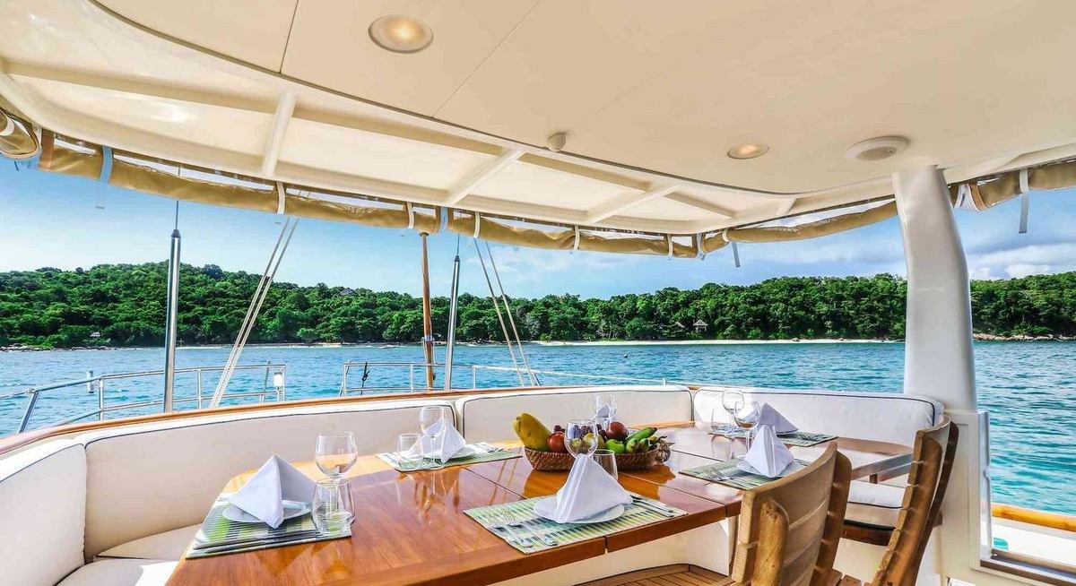 INFINIUM yacht charter 3
