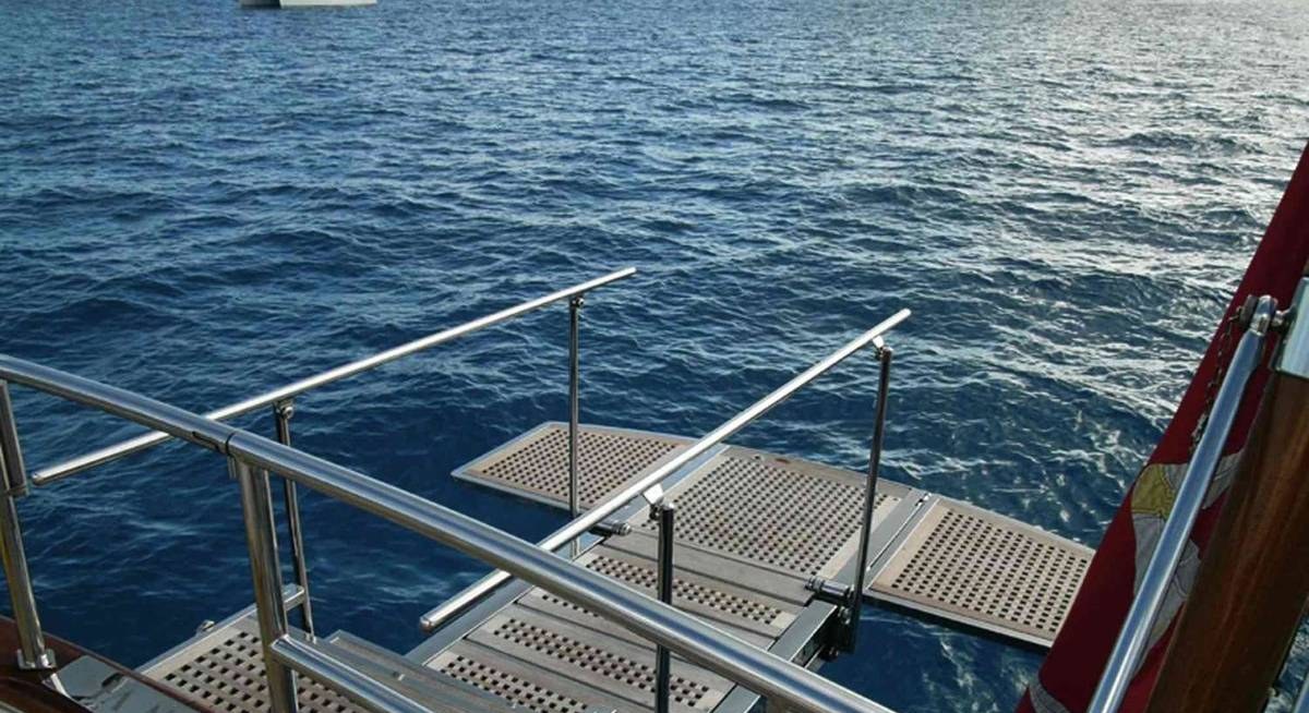 INFINIUM yacht charter 4