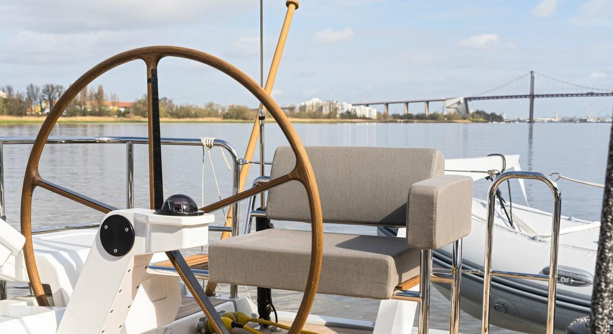 J SIX yacht charter 4