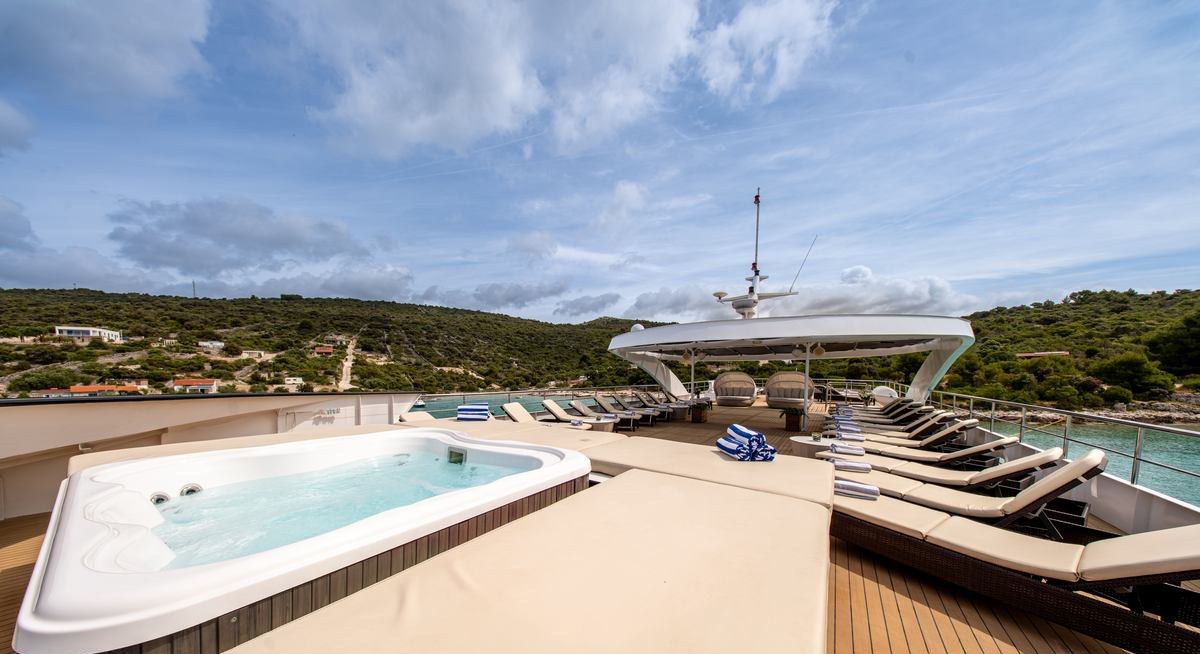 KARIZMA yacht charter 3