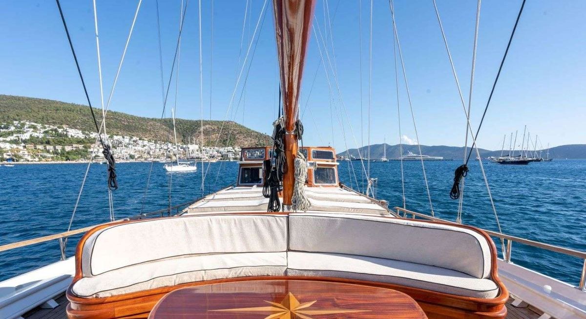 KAVIRA II yacht charter 3