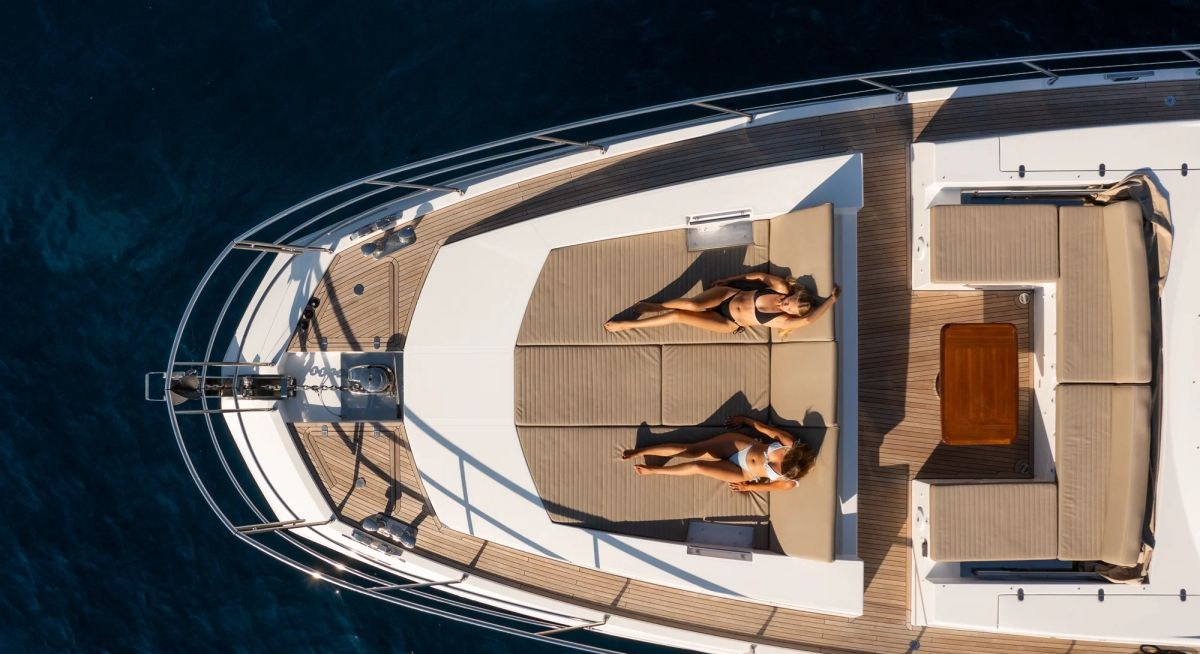 KOMODO yacht charter 3