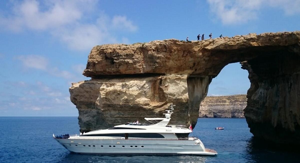 L'AYAZULA yacht charter 1