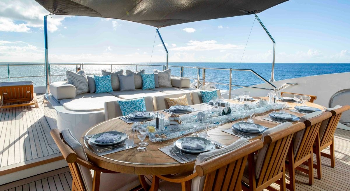 LA BLANCA yacht charter 3