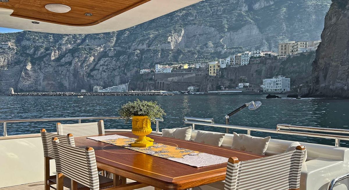 LA CHICCA yacht charter 3