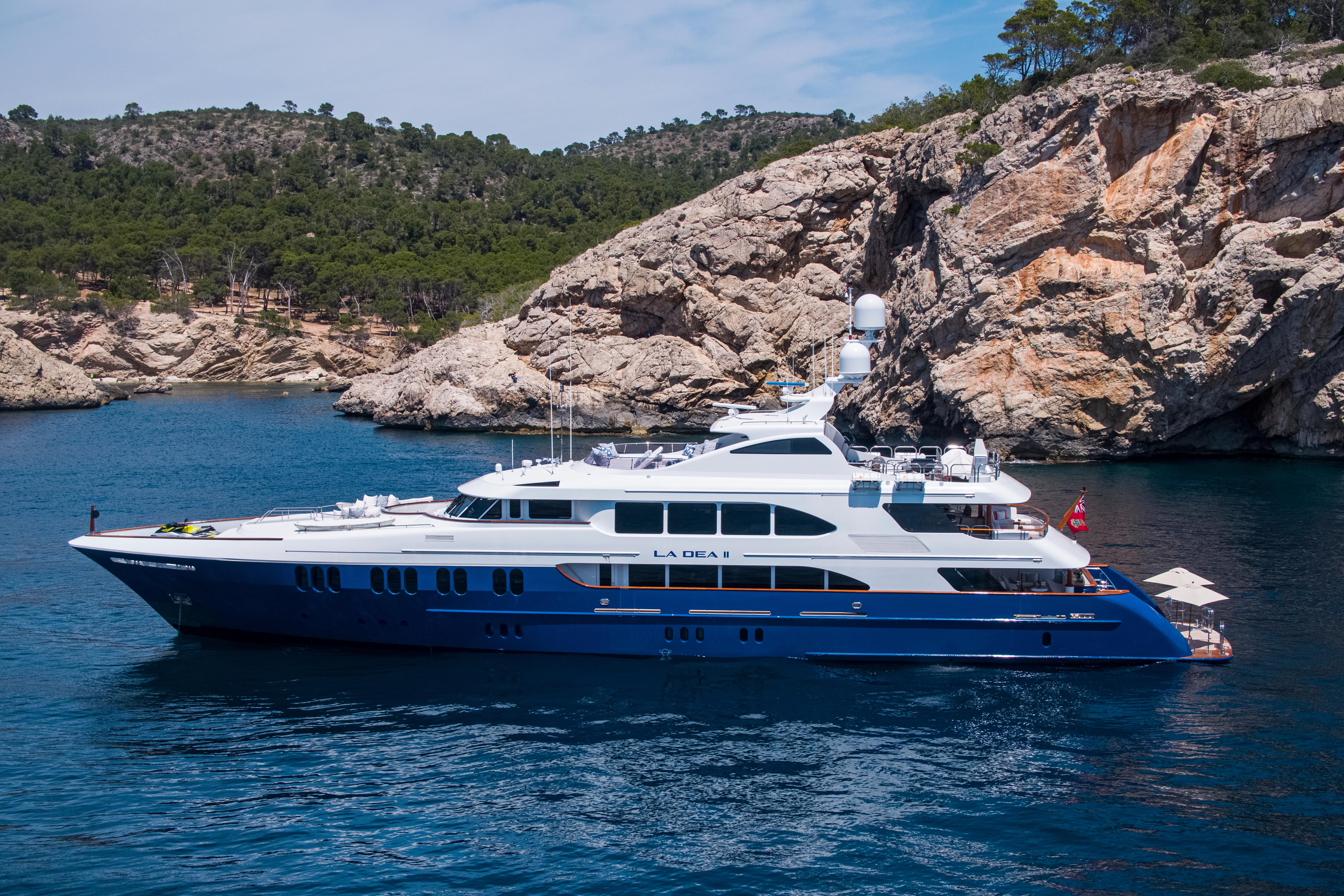 LA DEA II yacht charter 2