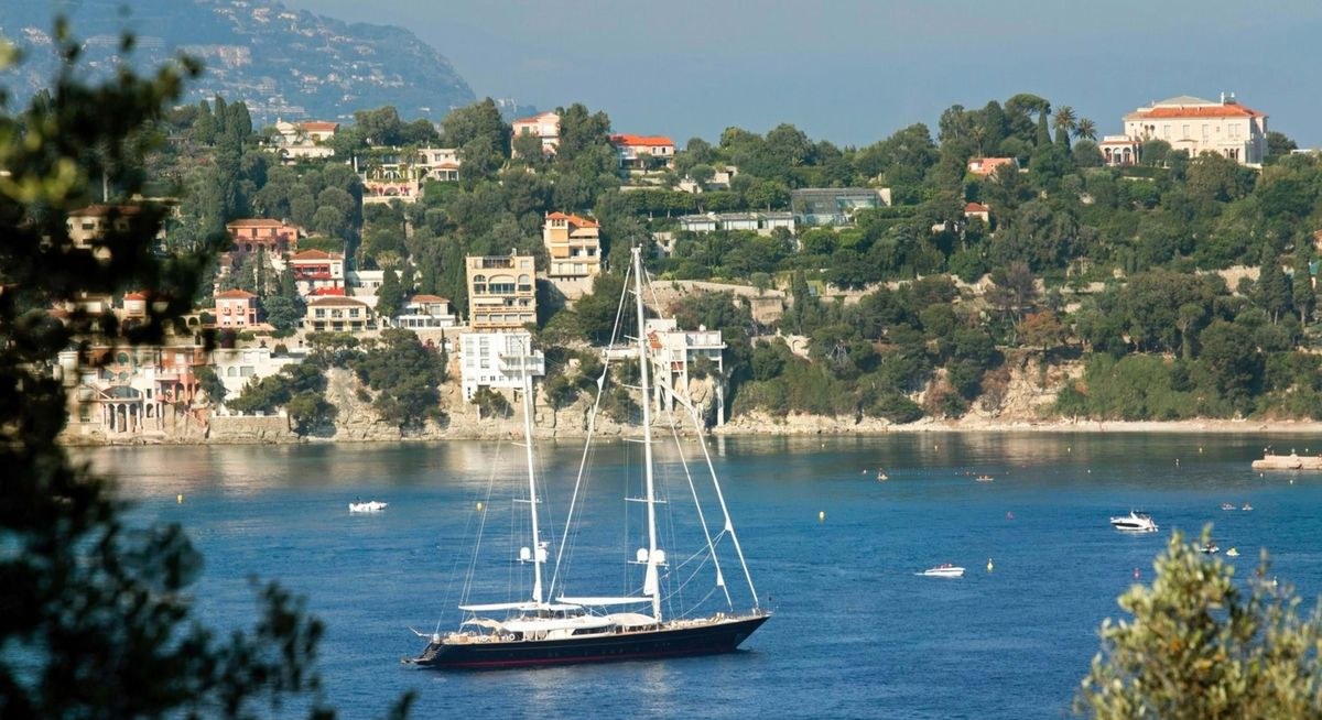 LA LUNA yacht charter 5