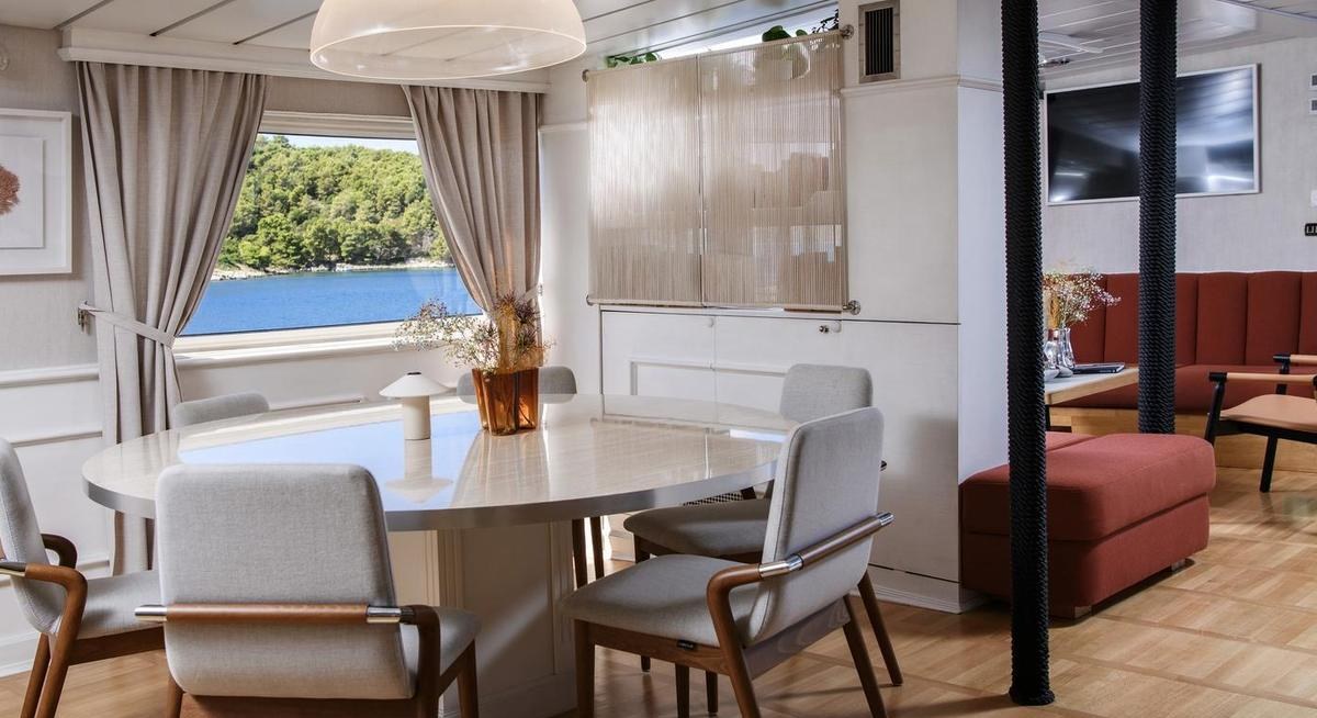 LA PERLA yacht charter 5