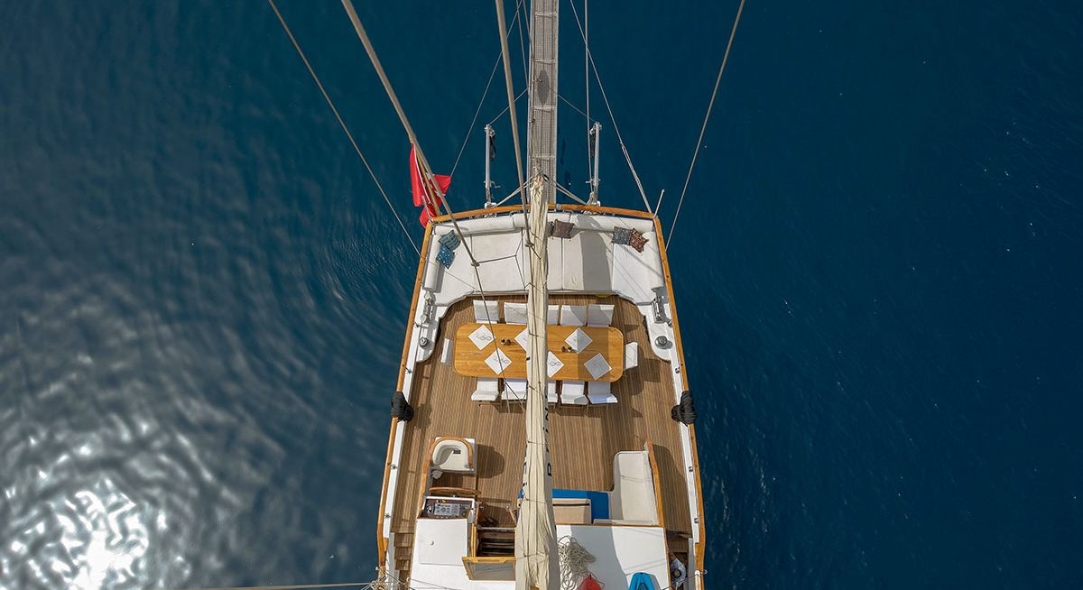 LA REINE yacht charter 3