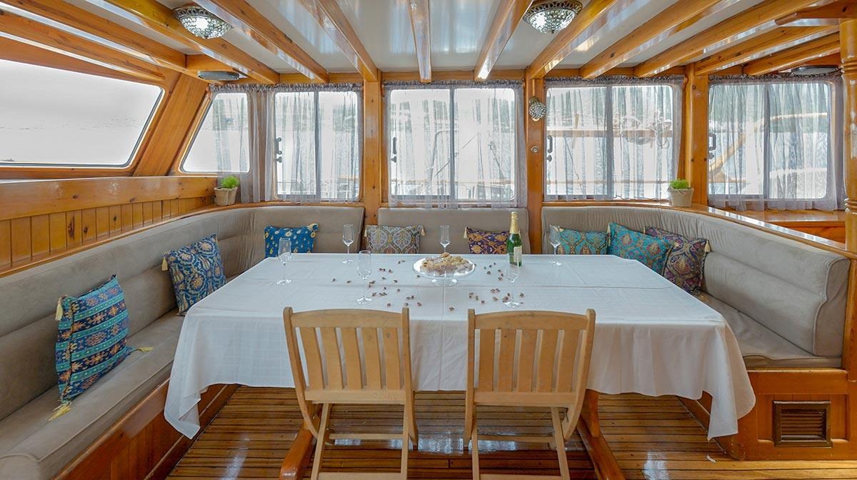 LA REINE yacht charter 5