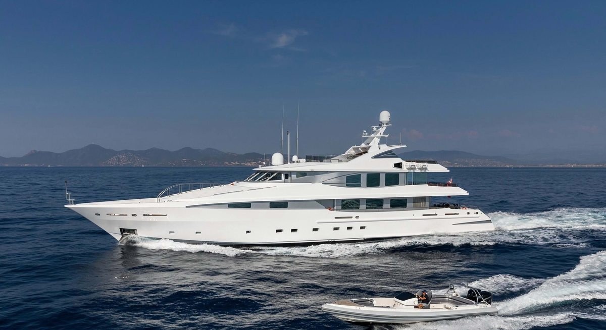 LA TANIA YACHT CHARTER yacht charter