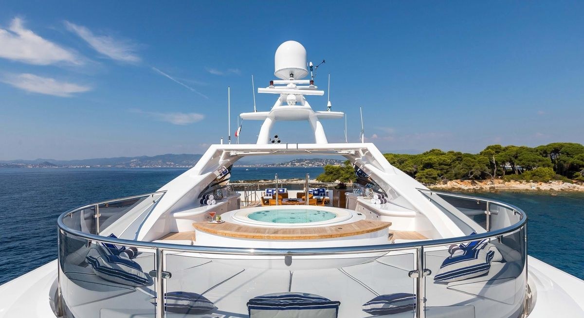 LA TANIA yacht charter 2