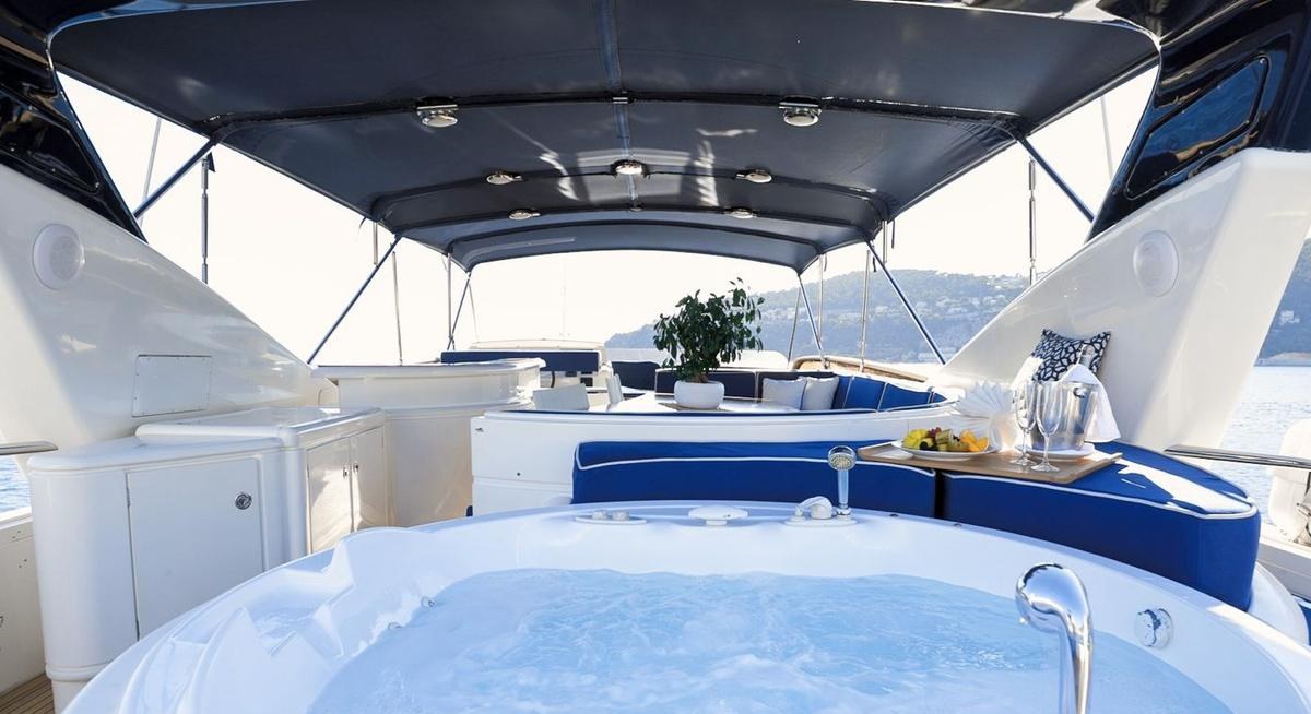 LADY AMANDA yacht charter 3