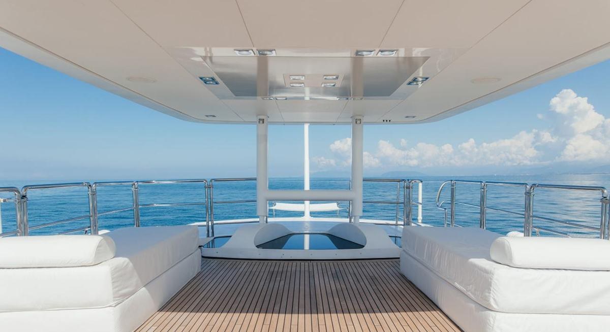 LADY IN BLUE yacht charter 4