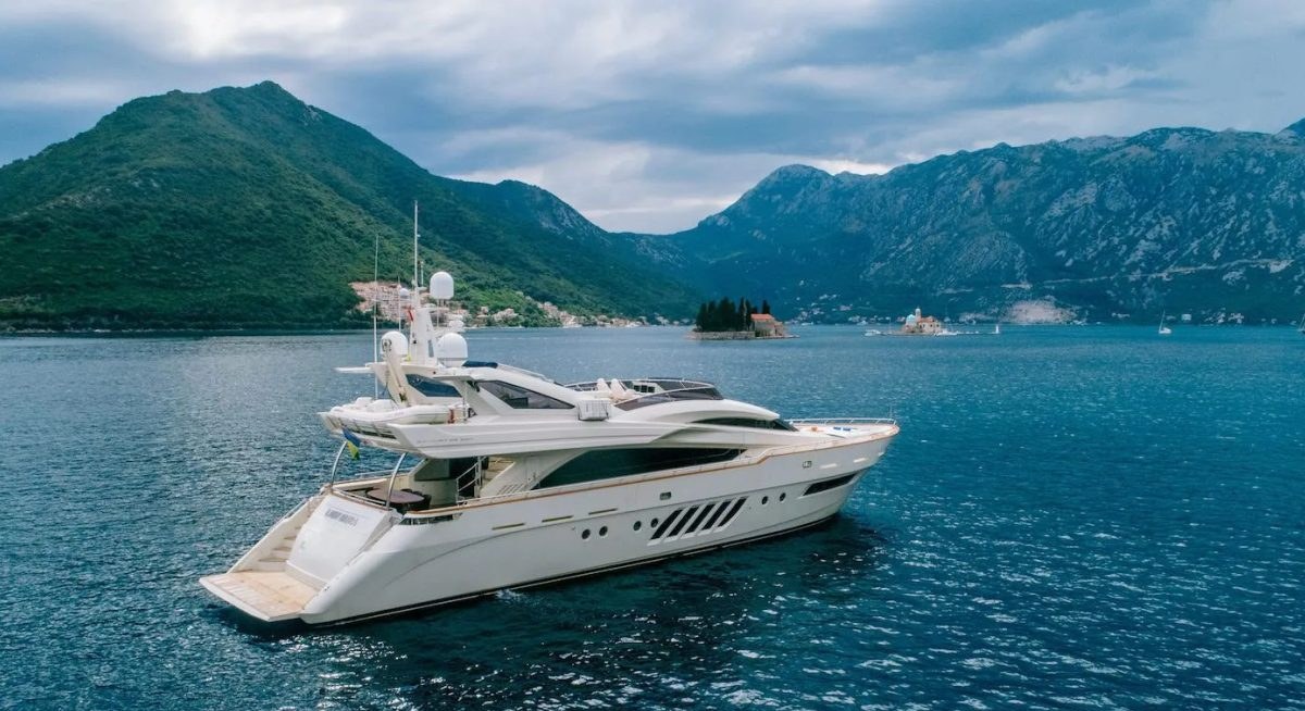 LADY MURA yacht charter 5