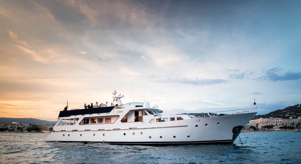 LADY ROXANNE yacht charter 3