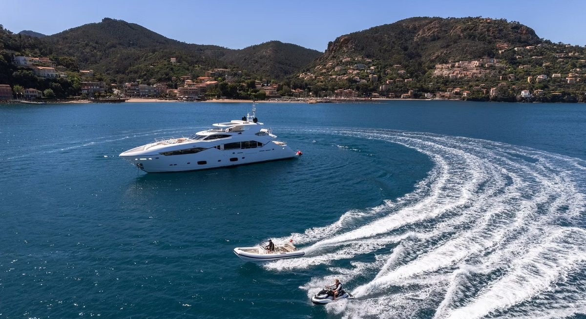 LADY VOLANTIS yacht charter 5