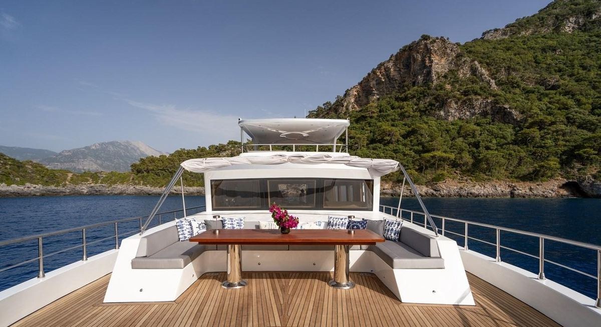 LAVIN yacht charter 2