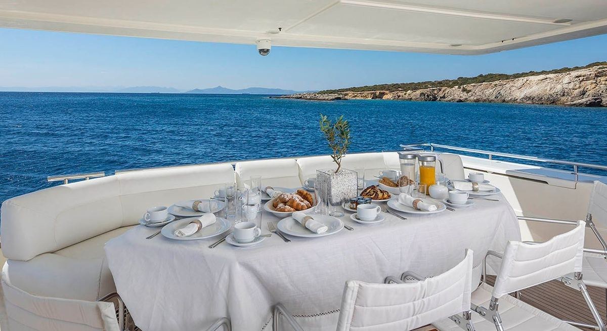 LAZY DAYS yacht charter 4