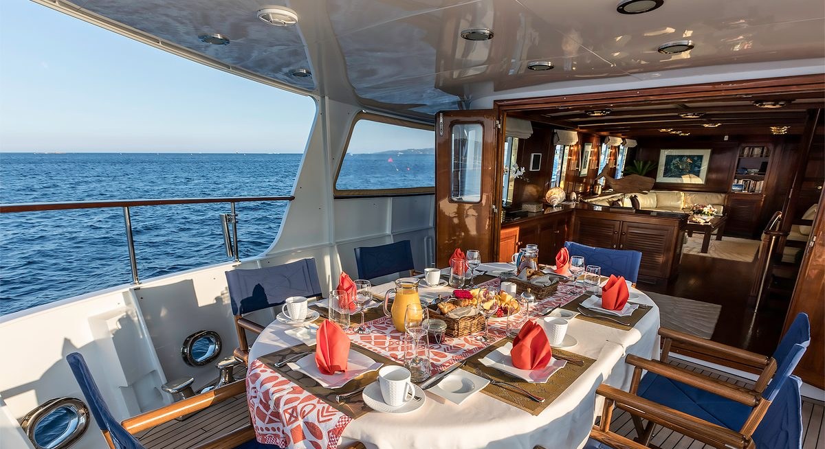 LE KIR ROYAL yacht charter 3