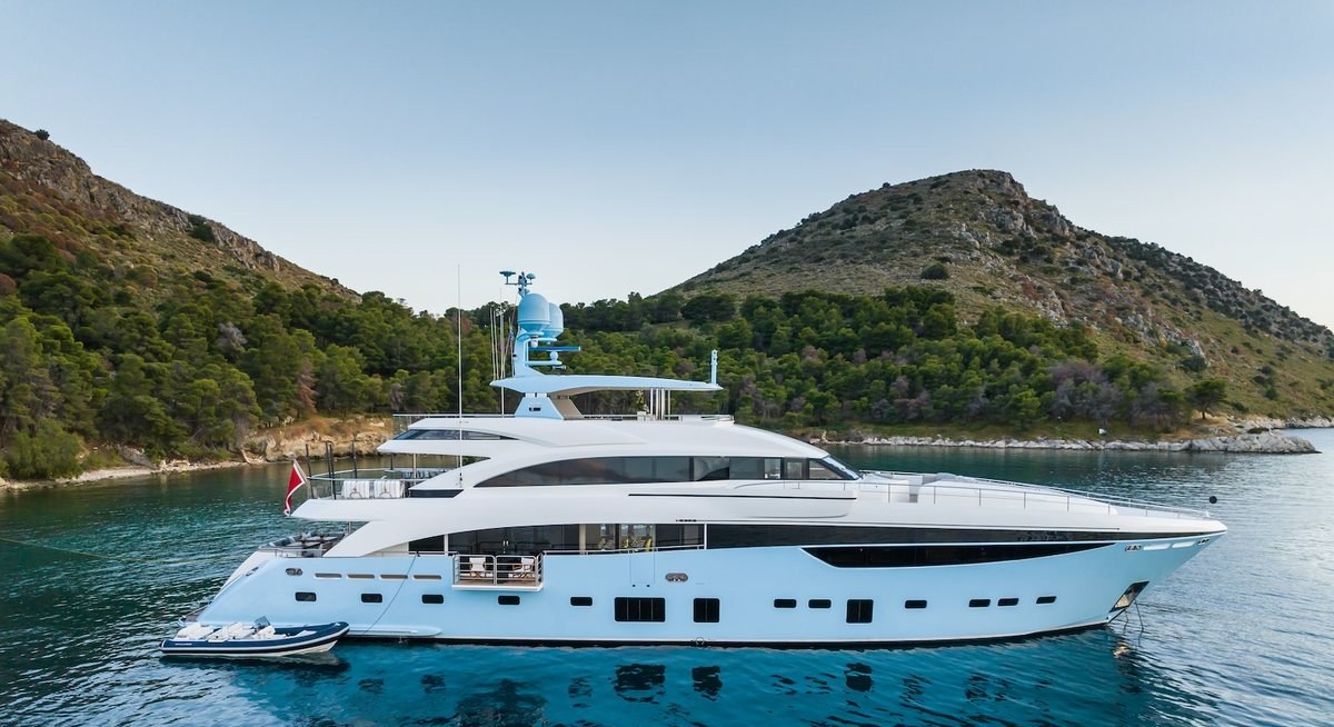 LE VERSEAU yacht charter 1