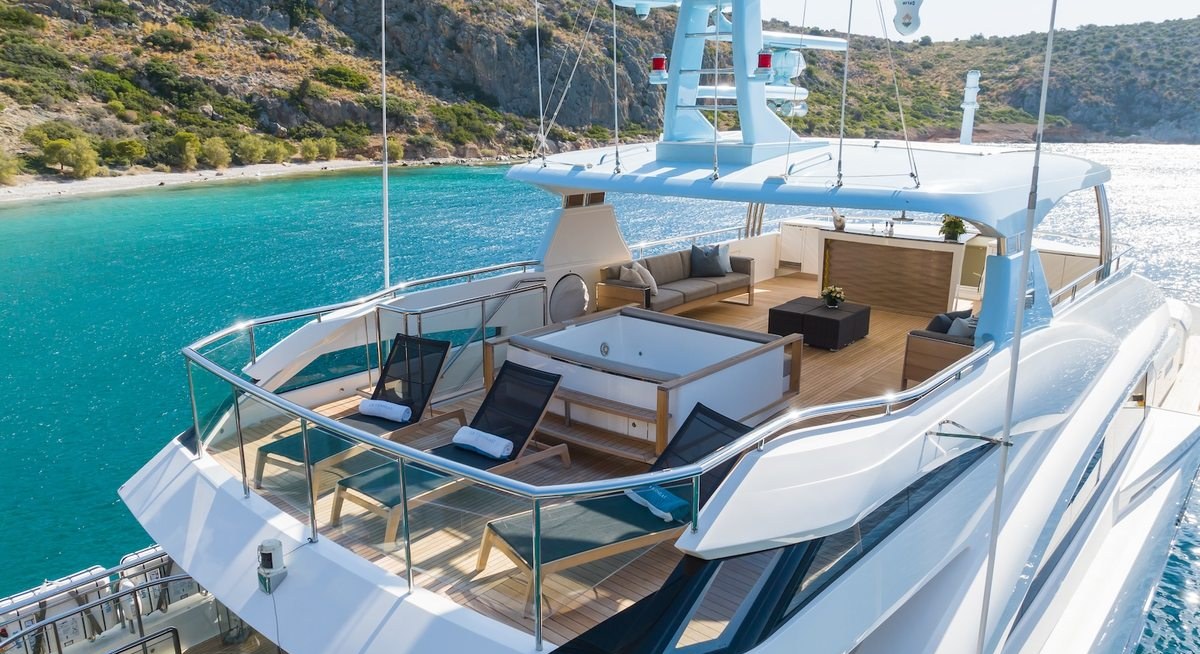 LE VERSEAU yacht charter 2