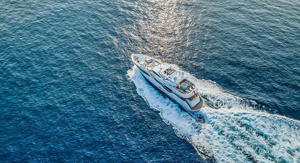 LEGENDE yacht charter 4