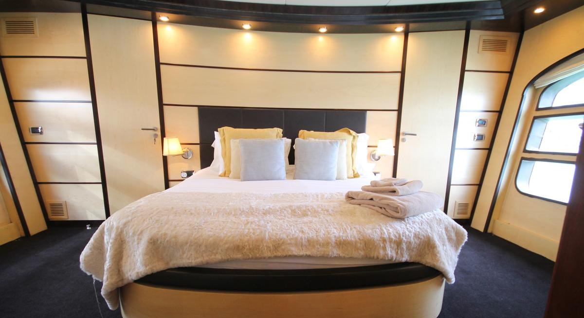 LEVEL 8 yacht charter 2