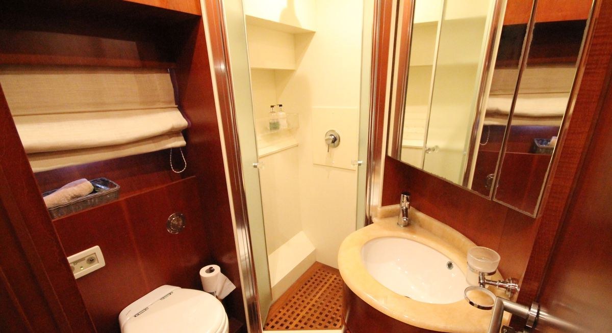 LEVEL 8 yacht charter 4