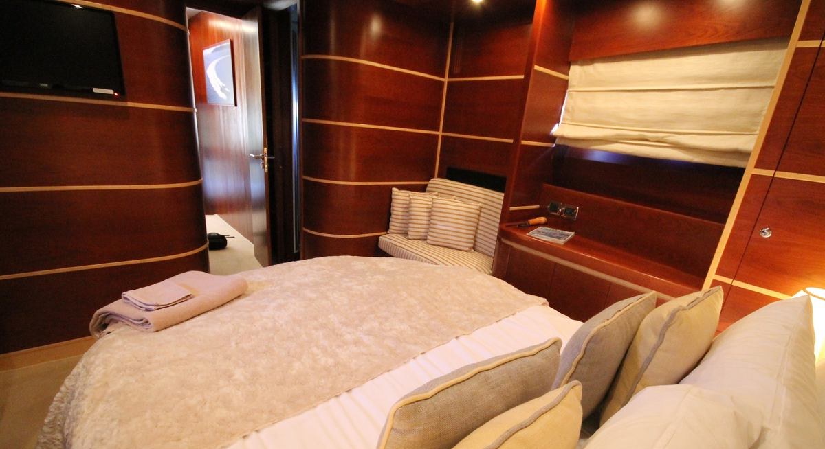 LEVEL 8 yacht charter 3