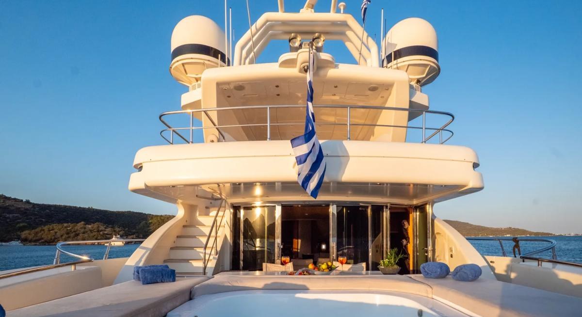 LIBERDADE yacht charter 4