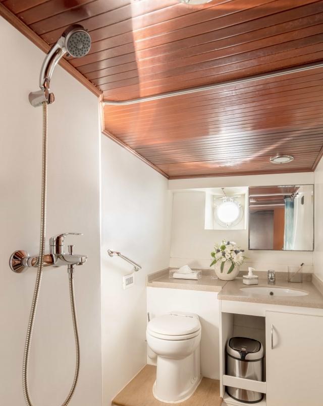 LITHI yacht charter 4