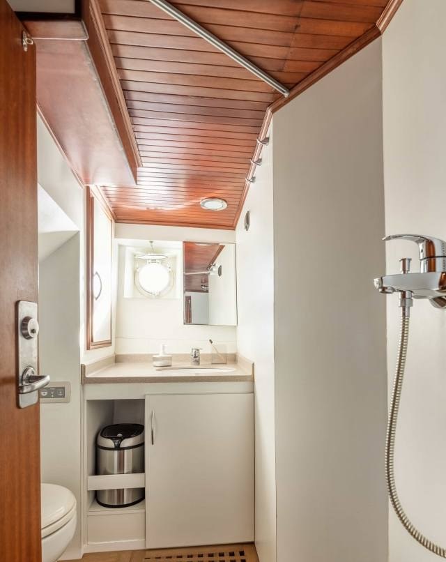 LITHI yacht charter 5