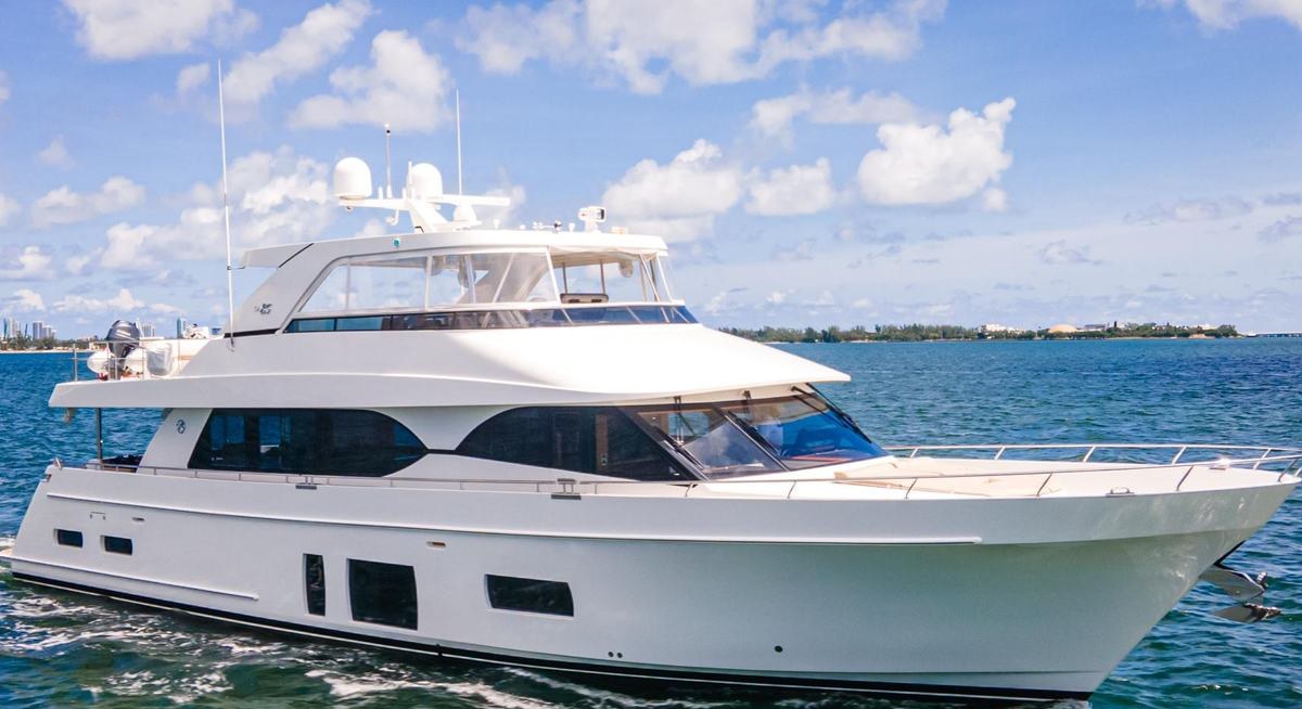 LIVE MAS YACHT CHARTER yacht charter