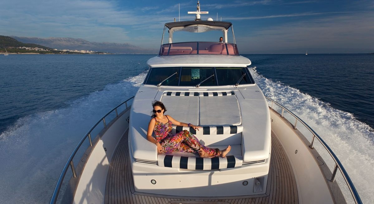 LONA yacht charter 5