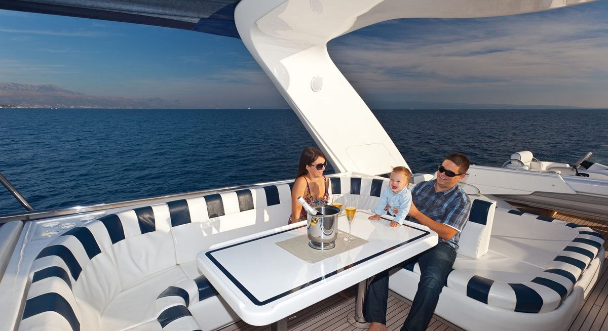 LONA yacht charter 4